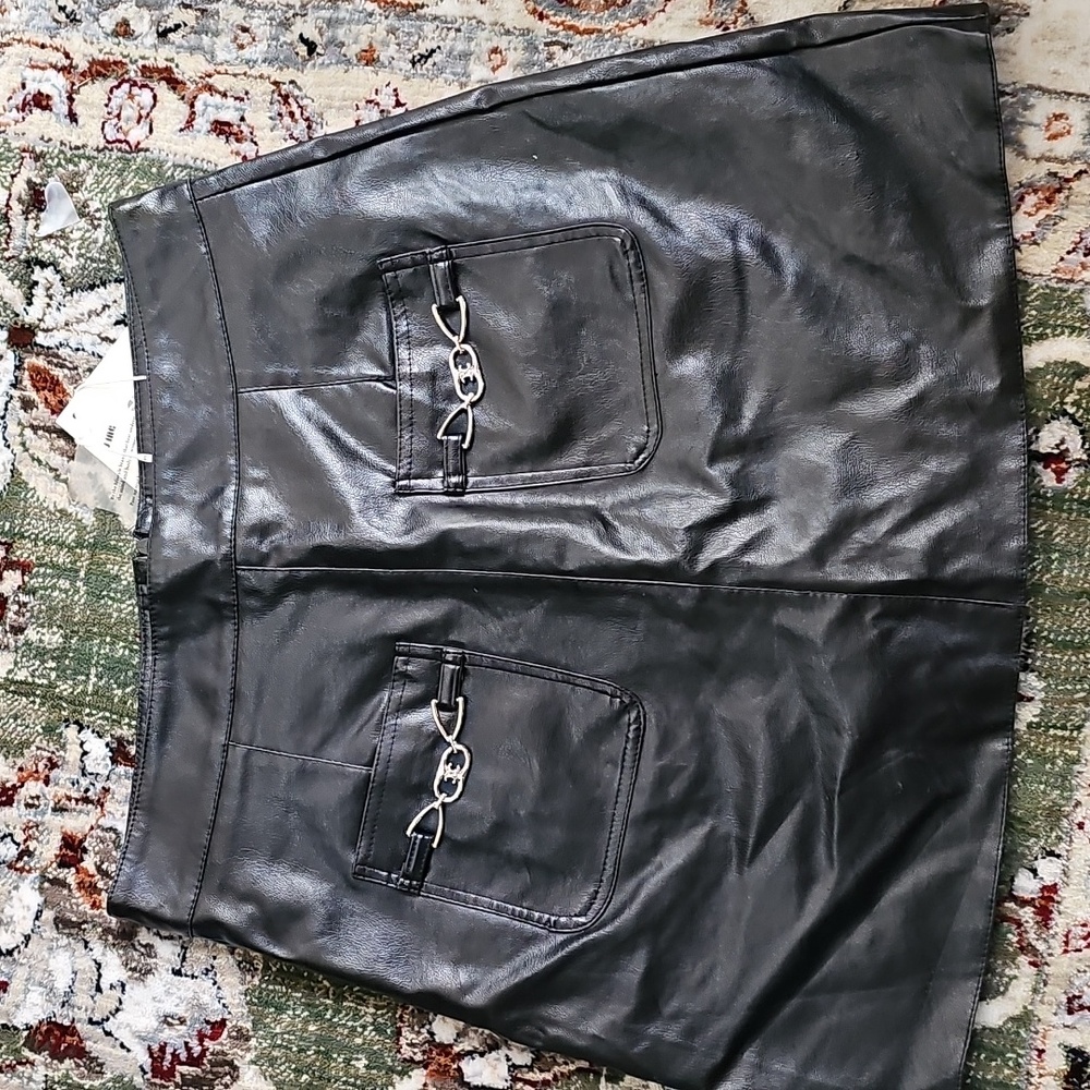 Jing faux  leather skirt Large